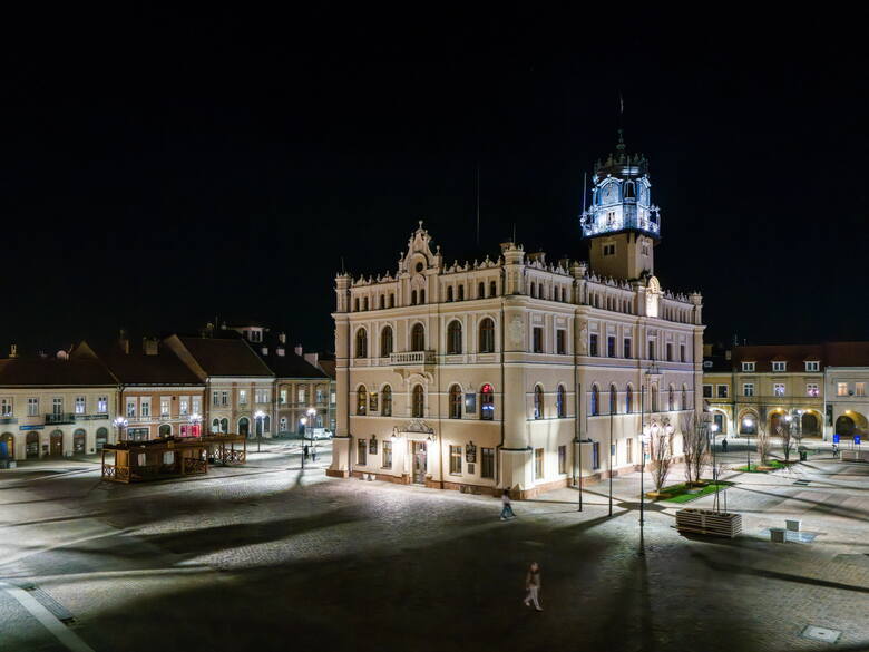 Na zdjęciu z 9 bm. zrewitalizowany Rynek w Jarosławiu z neorenesansowym ratuszem. Prace kosztowały 16 milionów 200 tysięcy złotych. Prawie 10 milionów
