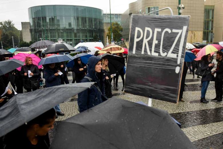 Czarny protest w Poznaniu. Kobiecy strajk na placu Mickiewicza 
