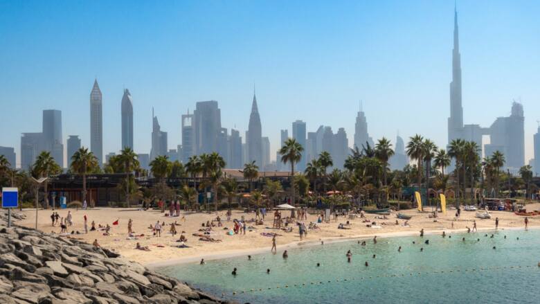 Plaża w Dubaju i skyline miasta