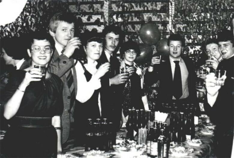Toast maturzystów podczas balu studniówkowego w popularnym w Oświęcimiu "Ekonomiku"