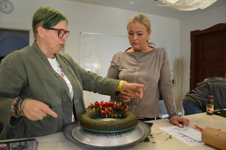 Monika Bębenek podczas prowadzenia kursu dla mistrzów florystyki w swojej szkole w Opolu. 