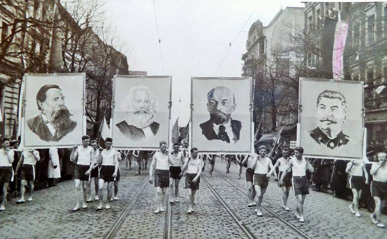 Pierwszomajowe pochody, choć przebiegające według sztywnego scenariusza, starano się także i w Bydgoszczy w różnorodny sposób ubarwić i urozmaicić ulicznymi występami, zwłaszcza w latach 70. i 80. ub. stulecia