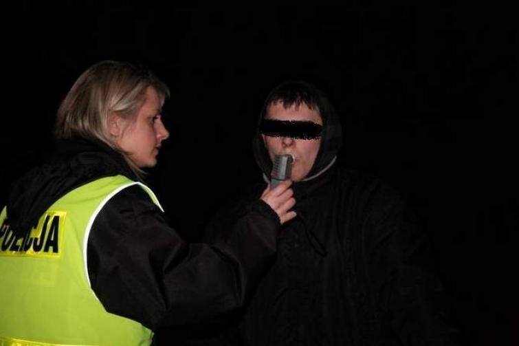 Polscy policjanci używają narkotestów do sprawdzania, czy kierowcy są pod wpływem środków odurzających
