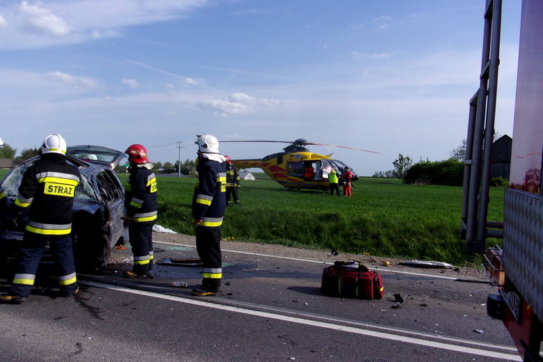 Śmiertelny wypadek na krajowej trasie numer 74 w Olszownicy. Jedna osoba zginęła, trzy zostały ranne
