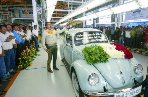 Fot. VW: Definitywnie produkcję Garbusa zakończono 30.07.2003 r. Wtedy z taśmy produkcyjnej fabryki w Meksyku zjechał ostatni egzemplarz.
