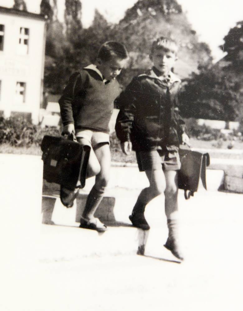 Chłopiec z prawej strony to znany aktor Maciej Kozłowski. Na zdjęciu z czasów, gdy chodził do podstawówki. 