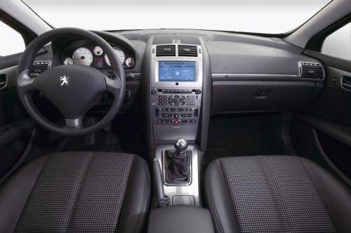 Fot. Peugeot: Duże wskaźniki ułatwiają odczytywanie wskazań.