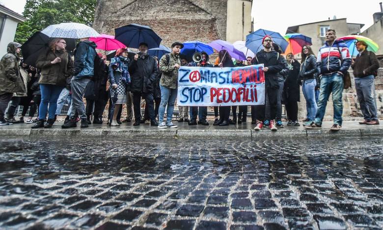 Protestujący stali w strugach deszczu, <strong>trzymali transparent z napisem</strong>: „Zamiast homilii, stop pedofilii!”, a przez megafon krzyczeli: „Księża nie są ponad prawem, czas już przesłuchać Tyrawę”. <br /> <br /> - Chcemy wspólnie zaapelować, by biskup Jan Tyrawa odpowiedział za przenoszenie z...