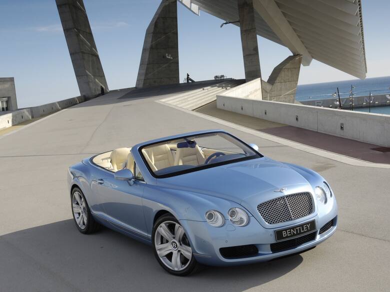 Bentley Continental GTC - Pod maską tego auta umieszczono 6-litrową jednostkę, z której wykrzesano aż 560 KM. Dzięki temu Ronaldo mógł na prędkościomierzu