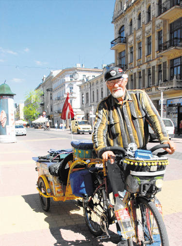 Na swoim rowerze Leontijs Romanovskis  z Łotwy przemierza Europę.
