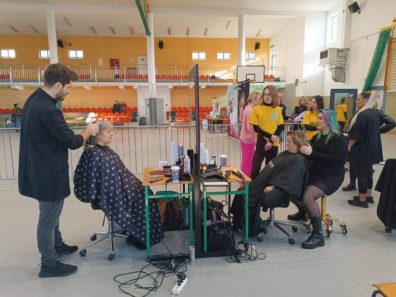 Akcja fryzjerów w Żarach, którzy strzygą chętnych w zamian za pieniądze wrzucone do puszki WOŚP.