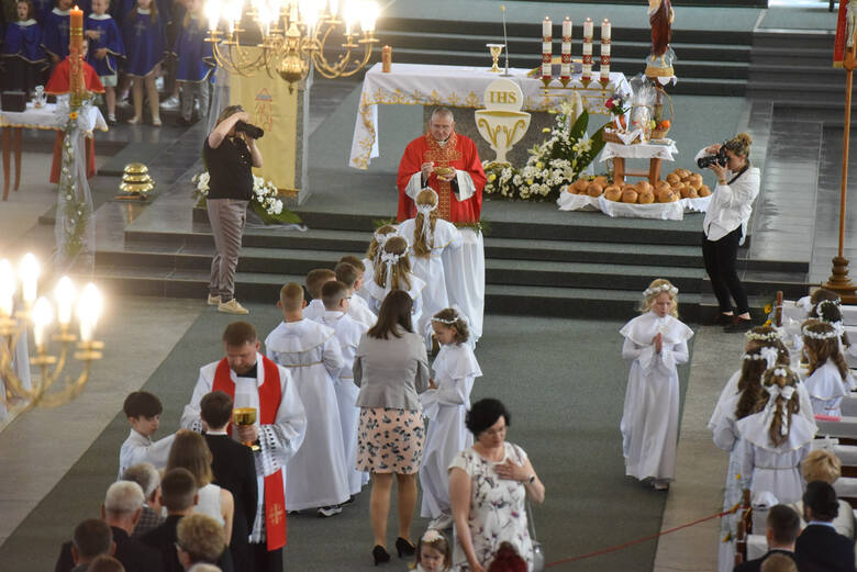 Parafia pw. św. Maksymiliana Kolbego ma wśród parafian rodziny z dziećmi uczęszczającymi do kilku szkół. Większość dzieci pierwszokomunijnych uczęszcza