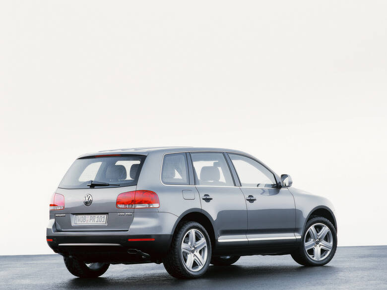 Volkswagen Touareg 2002 - 2007 Nie każdy, kto interesuje się dużymi, luksusowymi SUV-ami będzie przekonany, że Touareg może konkurować z podobnej wielkości