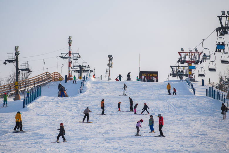 Dzieci mogą zacząć naukę jazdy na nartach niemal wszędzie. Nawet na płaskim Mazowszu działają szkółki narciarskie, choćby w Warszawie na Górce Szczę