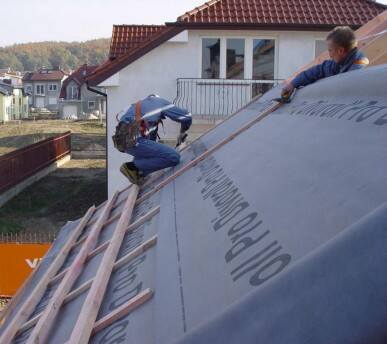 Folie dachowe są dość podatne na uszkodzenia mechaniczne, dlatego podczas ich montażu trzeba zachować ostrożność.