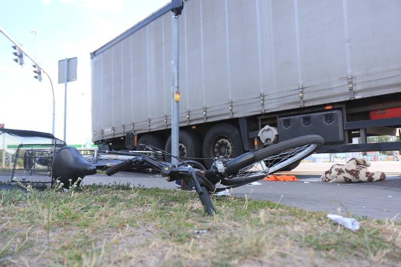 Wypadek w Toruniu. Tir potrącił rowerzystkę! [zdjęcia