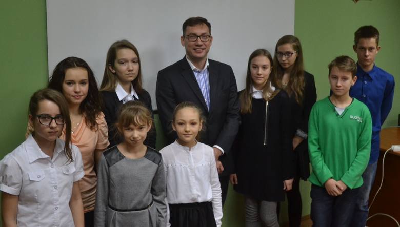 Dziewięcioro młodych nowosolan - uczniów szkół podstawowych oraz gimnazjów w naszym mieście - otrzymało we wtorek z rąk Grzegorza Stulgisa z firmy Alumetal oraz z Fundacji „Odkrywamy Talenty” symboliczne czeki i stypendia naukowe. 