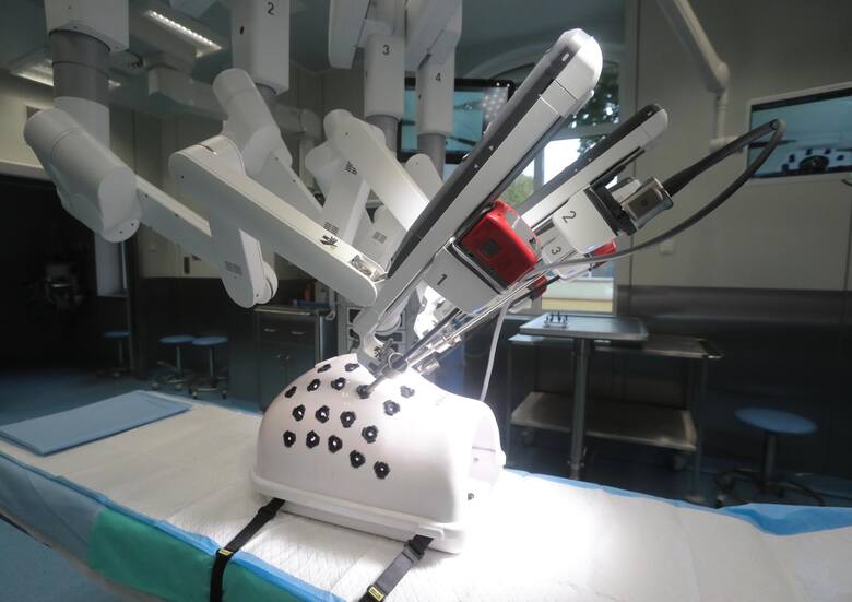 Na całym świecie działa już ponad 6 tys. urządzeń da Vinci, przy pomocy których wykonano ponad 8,5 mln operacji. Absolutnym liderem rynku są Stany Zjednoczone: jeden robot chirurgiczny przypada tam na 89 tys. mieszkańców, gdy w Europie jest to 658 tys. osób. W Polsce jeszcze pięć lat temu jeden...