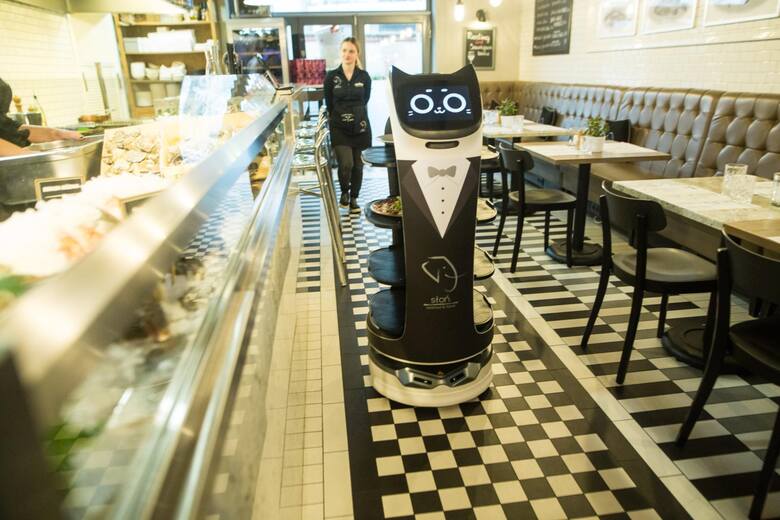 Robot obsługujący gości w kawiarni