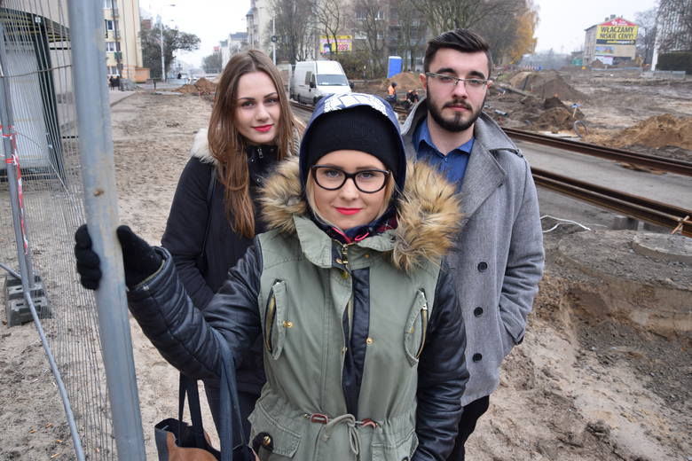 - Te szyny dają nadzieję, że będziemy wracać ze szkoły do domu tramwajem - mówią: Karolina Jaruga (od lewej), Natalia Piotrowiak i Beniamin Rychliński, uczniowie III LO przy ul. Warszawskiej