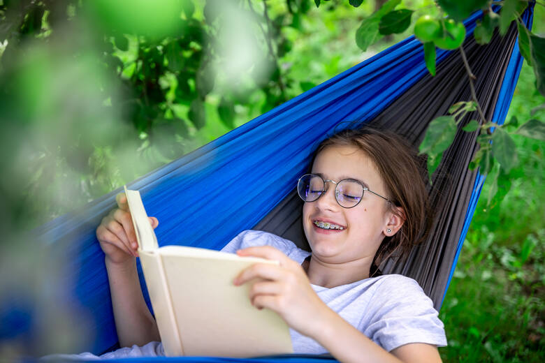 Co czytać w wakacje? Przedstawiamy pięć propozycji czytelniczych dla nastolatków.