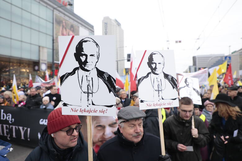 Tysiące osób stają w obronie dobrego imienia Jana Pawła II. Trwa Narodowy Marsz Papieski