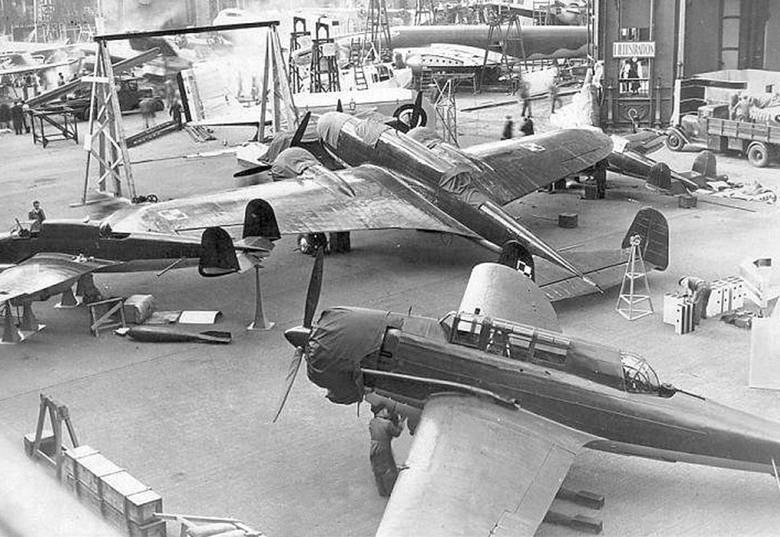 Polskie samoloty PZL-37 Łoś, PZL P.38 Wilk i PZL.46 Sum na XVI Salonie Lotniczym w Paryżu, zorganizowanym w dniach 25 XI - 11 XII 1938 roku