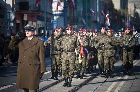 Defilada kompani honorowych wojska, policji, straży pożarnej i straży miejskiej na ul. Piotrkowskiej.
