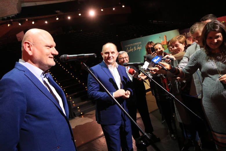 Marszałek województwa Piotr Całbecki i prezydent Torunia Michał Zaleski ogłaszając koncert Stinga nie na taki rozgłos liczyli...