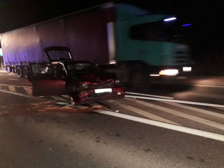 Wypadek drodze na krajowej w Chmielniku. Opel zderzył się z jaguarem, dwie osoby ranne