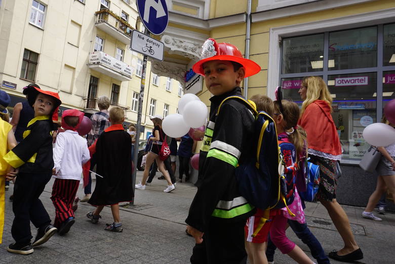 Parada Bajek w ramach I Festiwalu Bajek w Poznaniu maszerowała ulicą Półwiejską