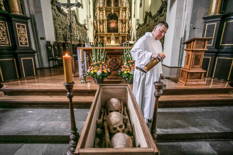 Ponowny pochówek kości znalezionych w kościele św. Mikołaja