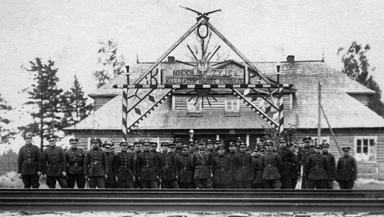 Okolice Stołpców. Żołnierze Korpusu Ochrony Pogranicza przed strażnicą, październik 1926 r.