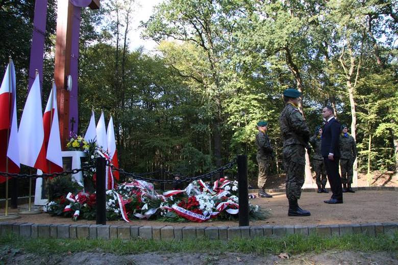 W lesie pod Barutem prezydent Andrzej Duda złożył kwiaty na grobie żołnierzy Narodowych Sił Zbrojnych z oddziału Henryka Flamego "Bartka", zamordowanych przez komunistów we wrześniu 1946 r.