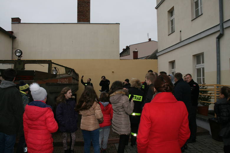 Młodzież z Maszewa i okolic oglądała strażackie eksponaty.