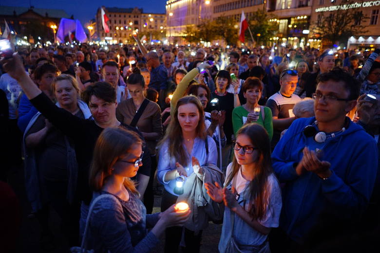 Łańcuch Światła: Tłumy manifestują na placu Wolności