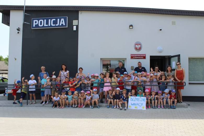Przedszkolaki odwiedziły posterunek policji w Nieborowie [ZDJĘCIA]