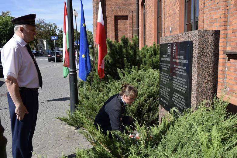 Gest wdzięczności wobec Węgrów. Kwiaty pod tablicą pamiątkową przy dworcu [ZDJĘCIA]