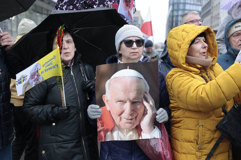 Tysiące osób stają w obronie dobrego imienia Jana Pawła II. Trwa Narodowy Marsz Papieski