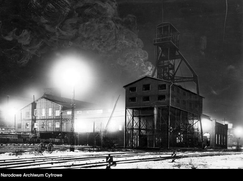 Fotografia wykonana w 1932 roku. Przedstawia Kopalnię węgla "Gothard" w Orzegowie. Wygląd zewnętrzny kopalni nocą. Zdjęcie wykonał
