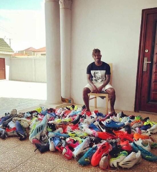 Christian Atsu z dostawą piłkarskich butów dla młodych adeptów futbolu w Ghanie
