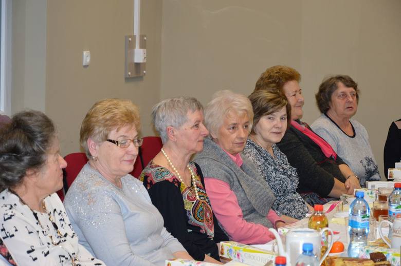 Seniorzy z Klubu Seniora Rawka świętowali Dzień Kobiet