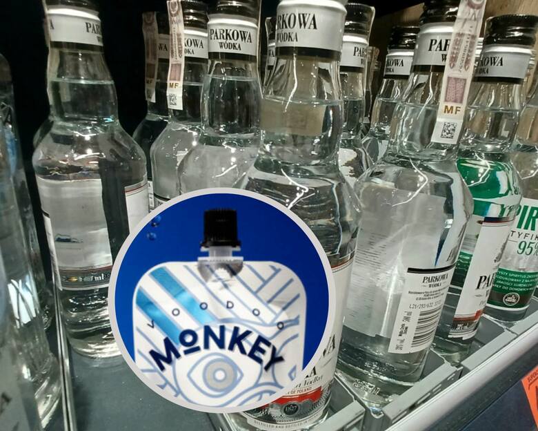 Wódka na półce i zbliżenie na alkohol w tubce