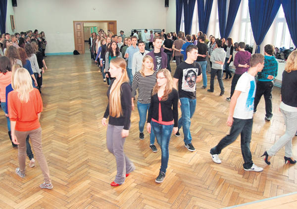 Maturzyści XXVI LO wczoraj trenowali poloneza, którego zatańczą już w najbliższą sobotę na studniówce w swojej szkole. 