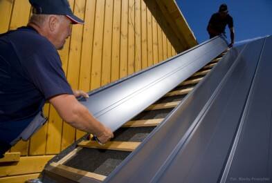 Układanie paneli na połaci dachu (fot. Blachy Pruszyński)
