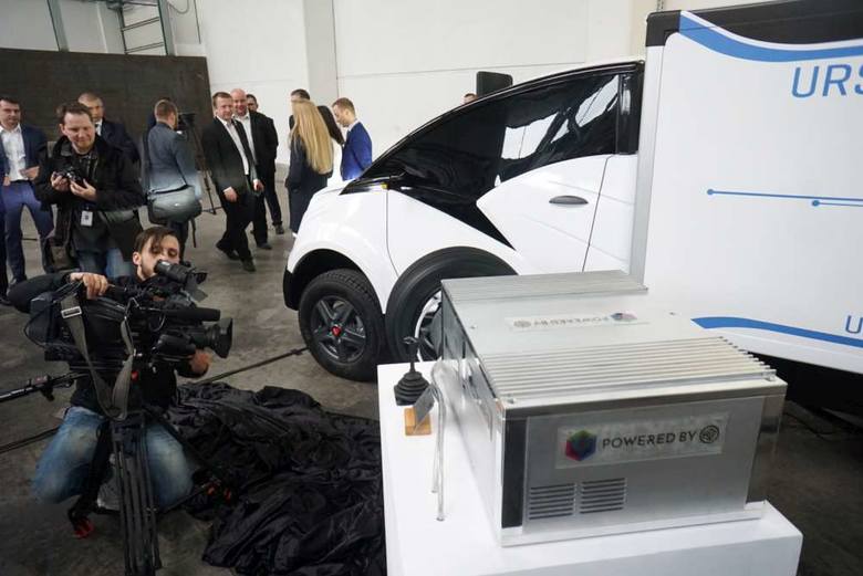 Wspólnymi siłami Ursus i zakłady Cegielskiego mają stworzyć elektryczny samochód przyszłości. W piątek prototyp zobaczył wicepremier Mateusz Morawiecki. 