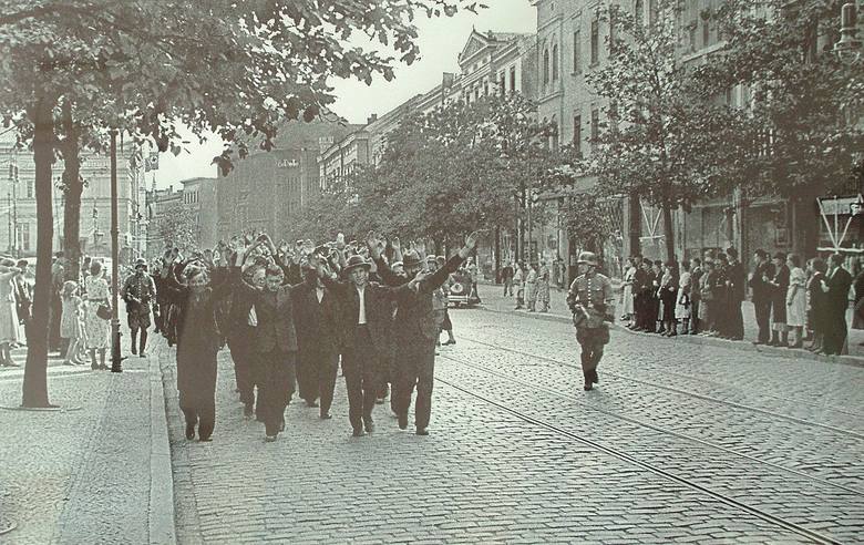 Bydgoszcz, ul. Gdańska, pierwszy tydzień niemieckiej okupacji. Na czele grupy zakładników idą Żydzi z Koronowa.