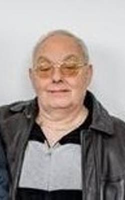 Cezary Mocek - 66 lat, mieszka w Łodzi.