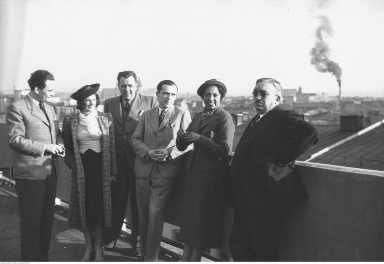 Artystka francuska Josephine Baker (2. z prawej) z grupą osób na dachu Pałacu Prasy. Widoczny m.in. literat i dziennikarz Witold Zechenter (3. z prawej). Maj 1938 r.
