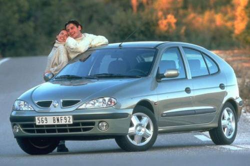 Fot. Renault: Renault Megane zadebiutował w 1995 r. jako następca przebojowego modelu 19. Na zdjęciu wersja po face liftingu z 1999 r. z nadwoziem 5
